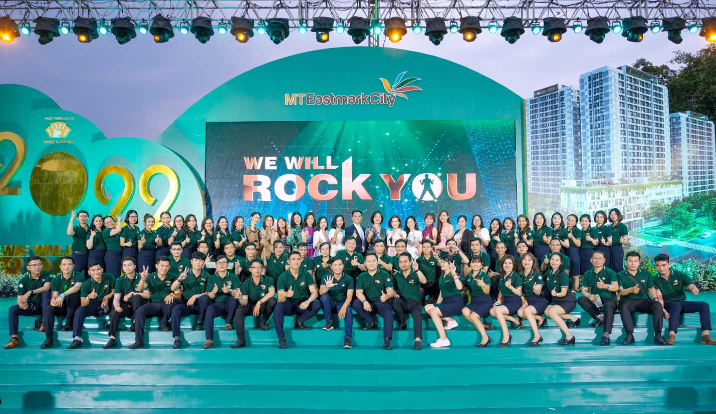 Không khí sôi động khí thế của sales tại khu vực diễn ra sự kiện.