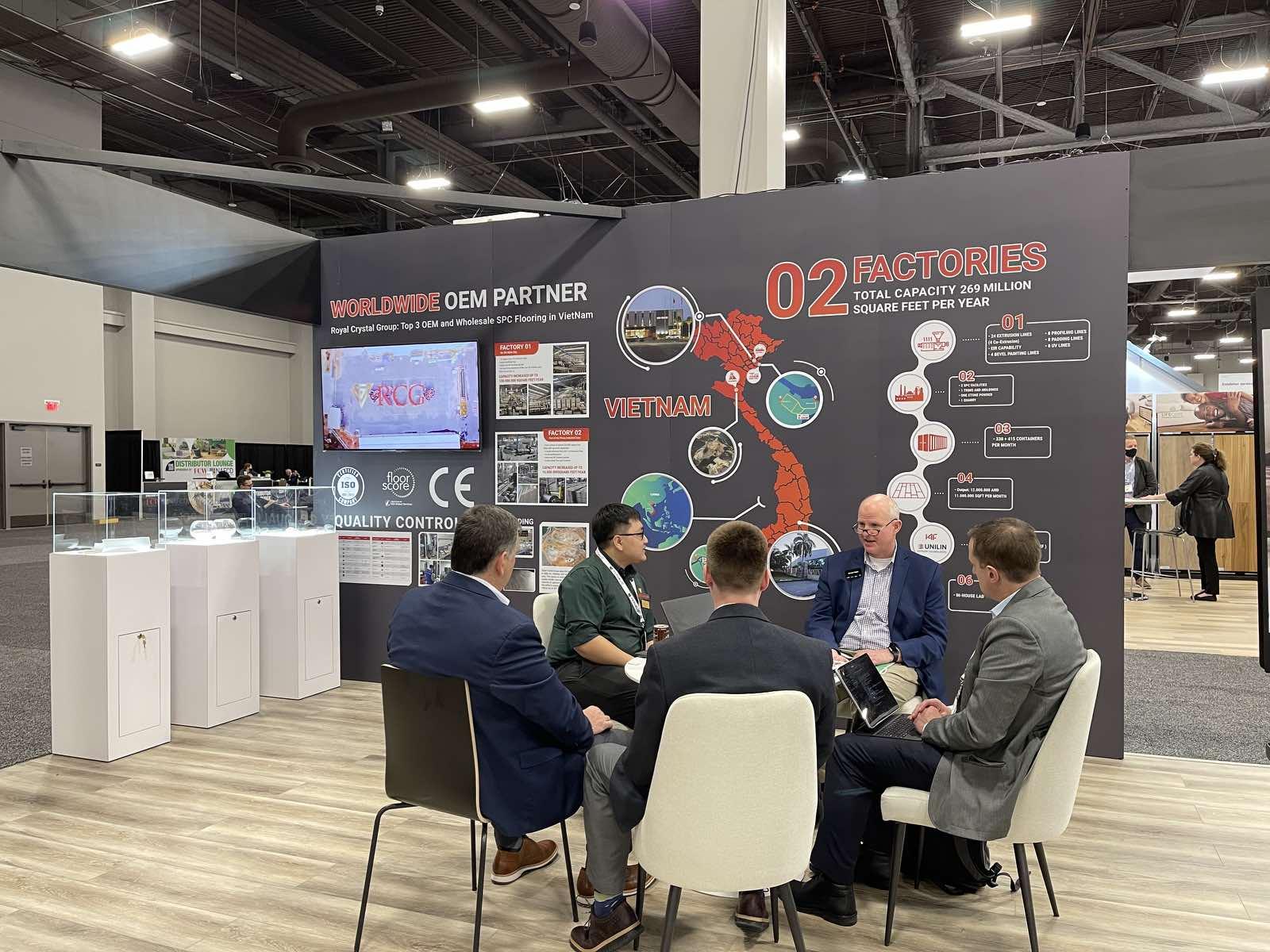 Kh&aacute;ch h&agrave;ng - Đối t&aacute;c Mỹ b&agrave;y tỏ sự ấn tượng v&agrave; đ&aacute;nh gi&aacute; cao S&agrave;n đ&aacute; c&ocirc;ng nghệ SPC từ Royal Crystal.