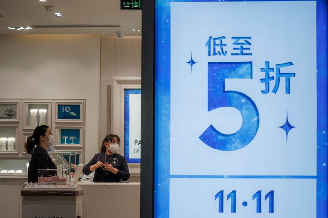 Doanh thu của Alibaba trong dịp mua sắm lớp nhất năm 2021 chỉ tăng 8,5% - mức thấp nhất kể từ năm 2009 - Ảnh: Shutterstock