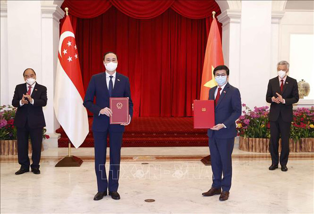 Chủ tịch nước Nguyễn Xuân Phúc với Thủ tướng Singapore Lý Hiển Long chứng kiến Lễ trao đổi thoả thuận hợp tác giữa 2 nước - Ảnh: TTXVN