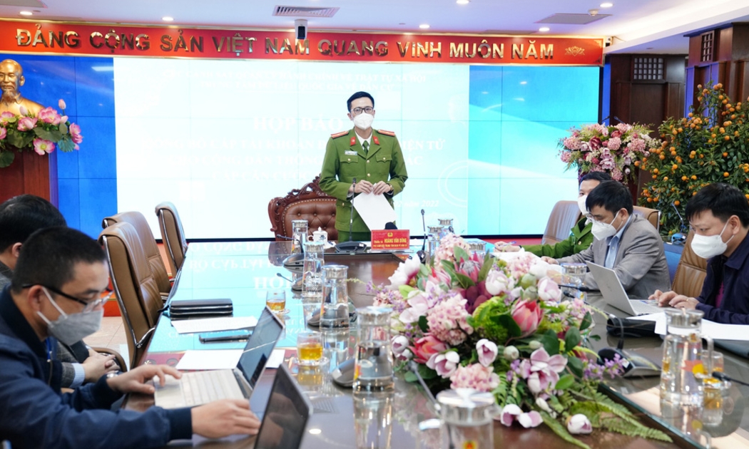 Thiếu tá Hoàng Văn Dũng (người đứng) chủ trì họp báo thông tin tài khoản định danh điện tử và 5 lợi ích.