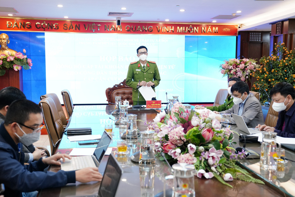 Thiếu tá Hoàng Văn Dũng (người đứng) chủ trì họp báo thông tin tài khoản định danh điện tử và 5 lợi ích.