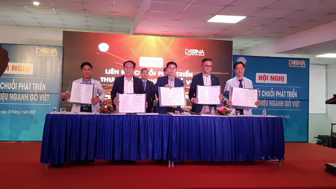 Lễ ký kết thỏa thuận hợp tác giữa 5 hiệp hội ngành gỗ.