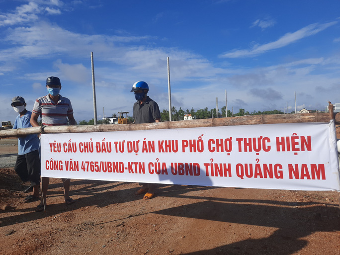 Người dân giăng băng rôn yêu cầu chủ đầu tư thực hiện đúng chỉ đạo của UBND tỉnh Quảng Nam.