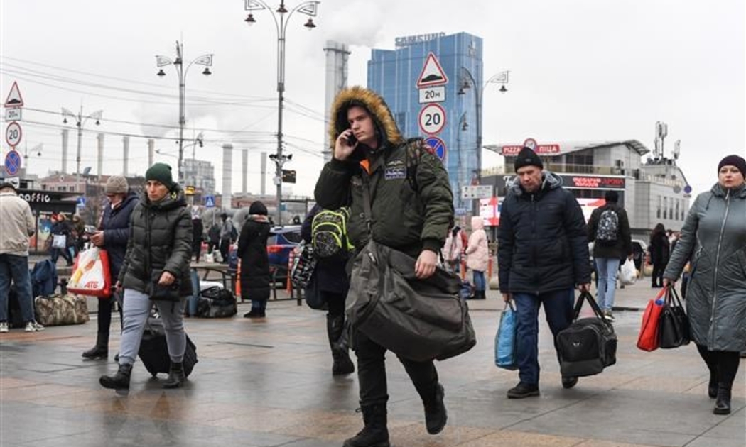 Người dân mang theo hành lý di chuyển gần nhà ga ở thủ đô Kiev, Ukraine ngày 24/2 - Ảnh: AFP/TTXVN