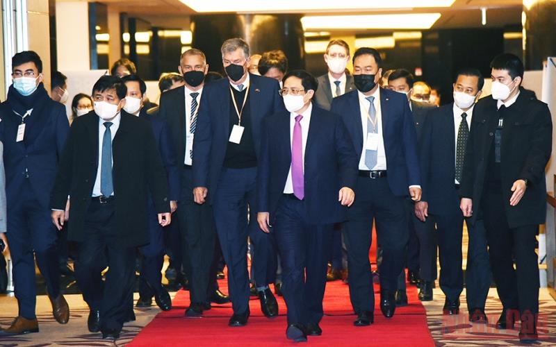 Thủ tướng Phạm Minh Chính đến dự Phiên cấp cao Diễn đàn doanh nghiệp Việt Nam thường niên (VBF). (Ảnh: Trần Hải) .