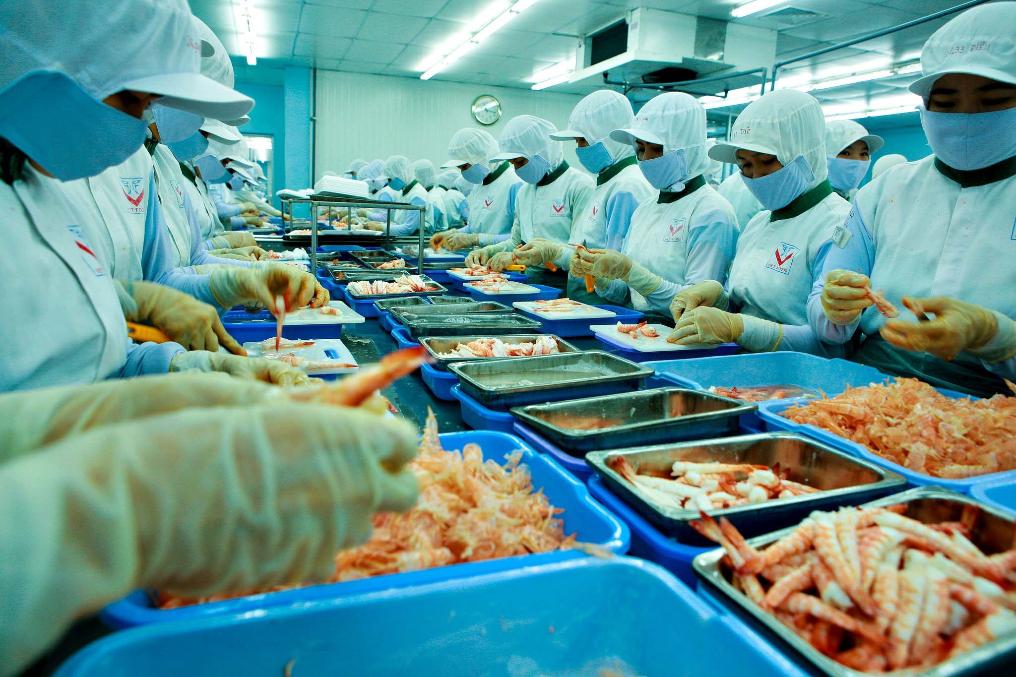 Theo hiệu ứng d&acirc;y chuyền, việc tăng gi&aacute; xăng c&oacute; thể đẩy gi&aacute; nguy&ecirc;n liệu nhập khẩu tăng theo.