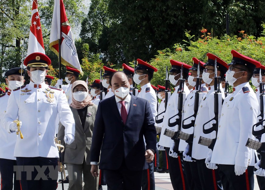 Tổng thống Singapore Halimah Yacob chủ tr&igrave; lễ đ&oacute;n Chủ tịch nước Nguyễn Xu&acirc;n Ph&uacute;c - Ảnh: TTXVN