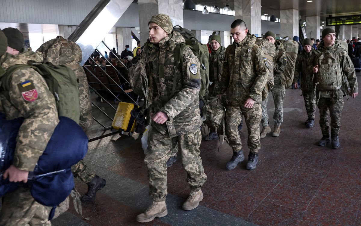 Binh sỹ Ukraine tại nhà ga trung tâm ở Kiev hôm 25/2 - Ảnh: Reuters.