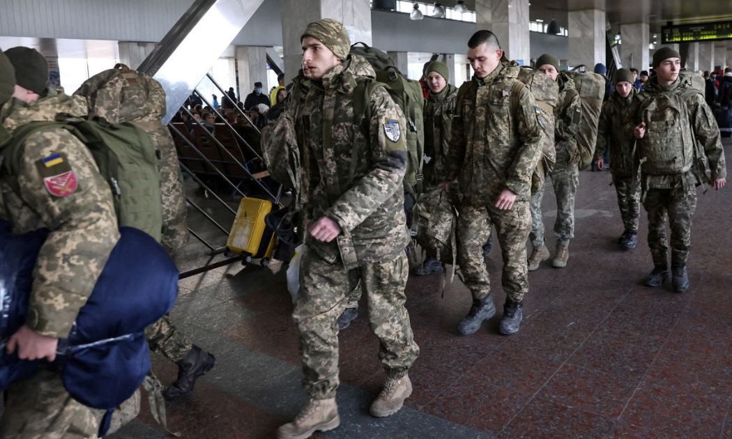 Binh sỹ Ukraine tại nhà ga trung tâm ở Kiev hôm 25/2 - Ảnh: Reuters.