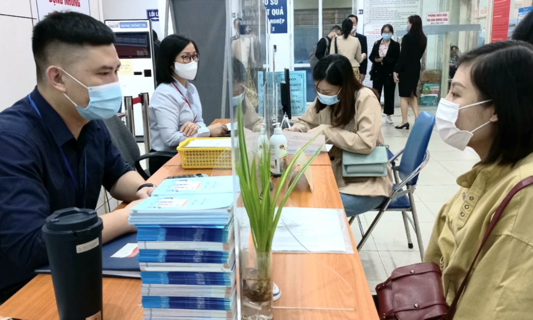 Người lao động đăng ký tìm việc tại Trung tâm Dịch vụ việc làm Hà Nội. Ảnh - Nhật Dương. 