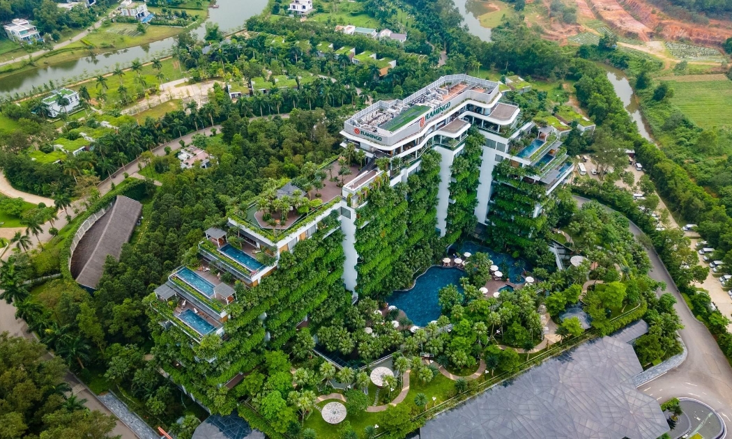 Hiện lên giữa vùng đất tươi đẹp, tuyệt phẩm kiến trúc Flamingo Đại Lải tôn vinh sự kỳ diệu của tự nhiên, giữ vững triết lý kiến trúc xanh tinh tế và bền vững.