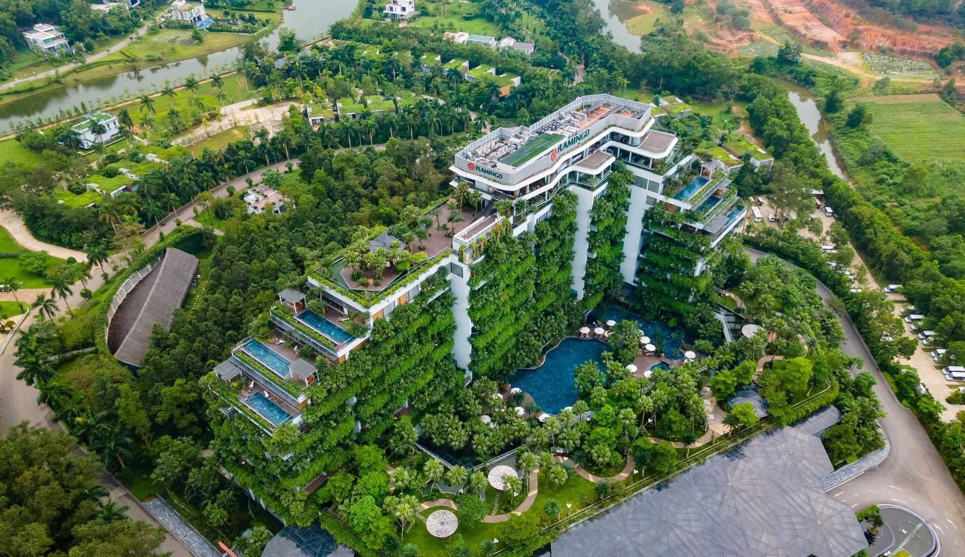 Hiện lên giữa vùng đất tươi đẹp, tuyệt phẩm kiến trúc Flamingo Đại Lải tôn vinh sự kỳ diệu của tự nhiên, giữ vững triết lý kiến trúc xanh tinh tế và bền vững.