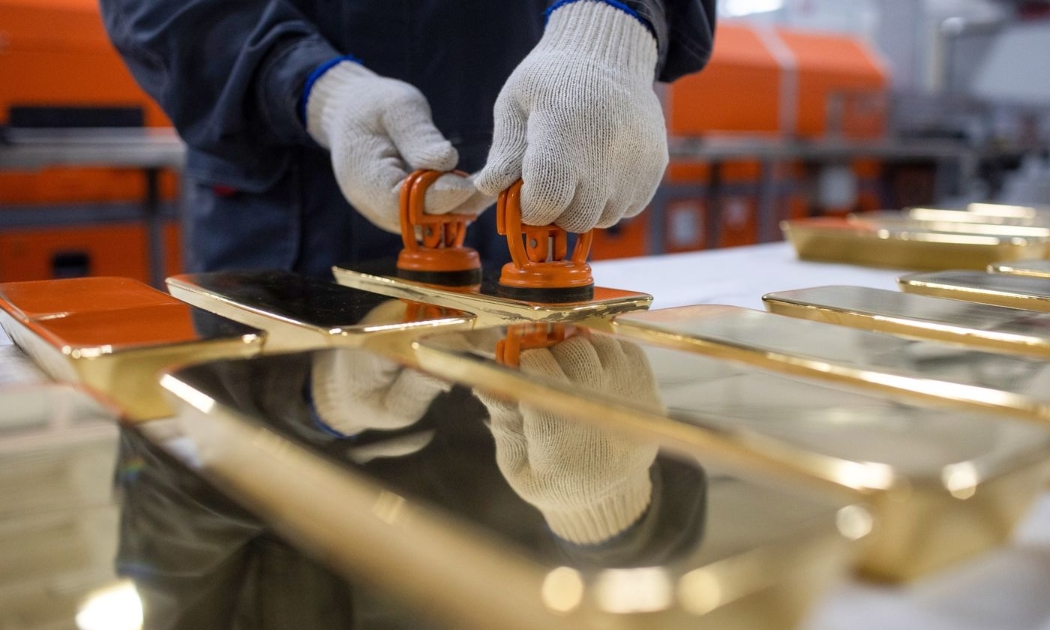Những thỏi vàng nặng 12 kg tại một nhà máy ở Kasimov - Ảnh: Bloomberg.
