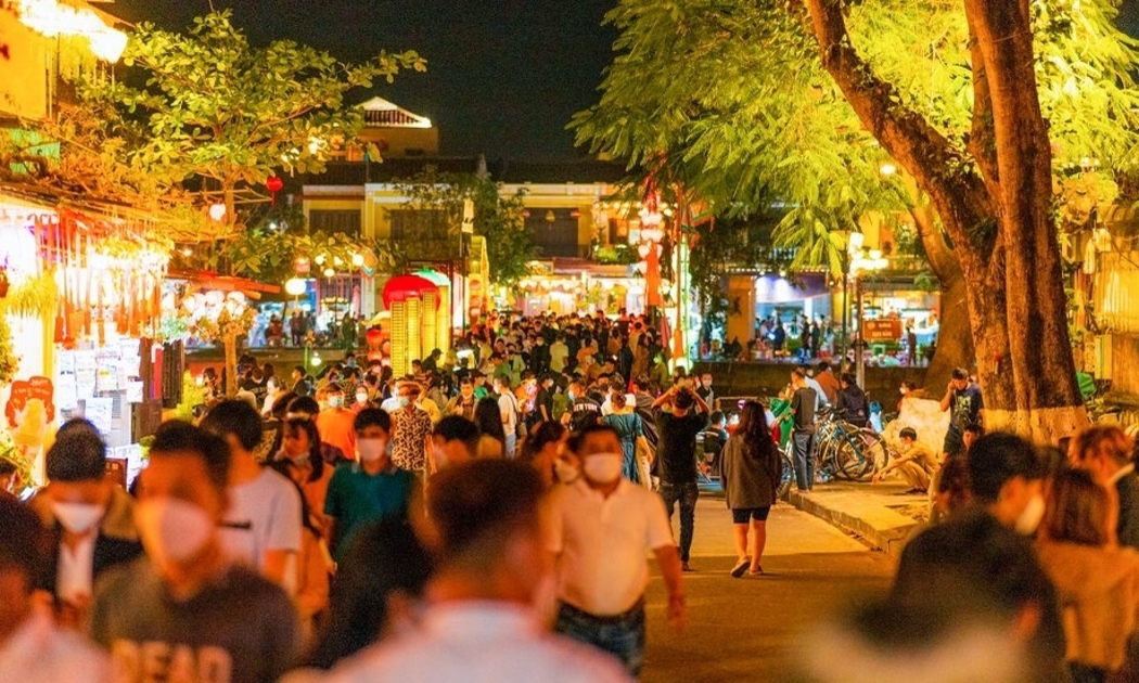 Đường phố Hội An nhộn nhịp từ sáng sớm cho đến đêm trong những ngày đầu năm mới.