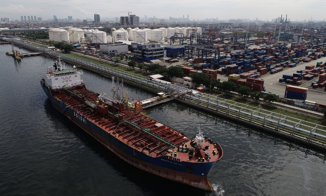 Một tàu chở dầu neo đậu tại cảng ở Jakarta, Indonesia - Ảnh: Bloomberg/WSJ.