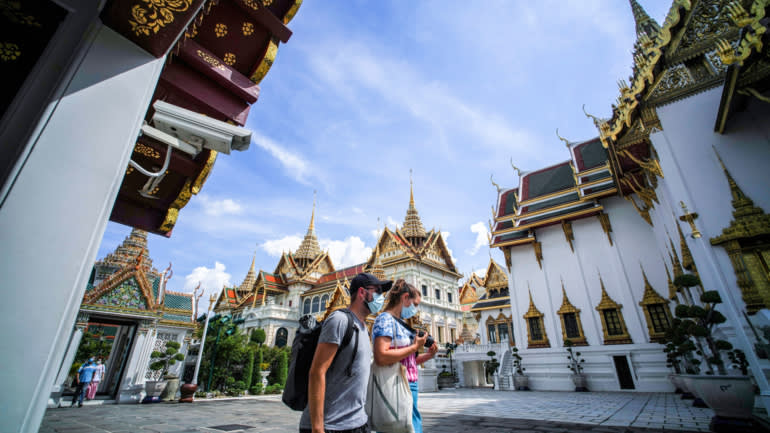 Du khách nước ngoài tại Cung điện Hoàng gia ở thủ đô Bangkok, Thái Lan - Ảnh: Reuters