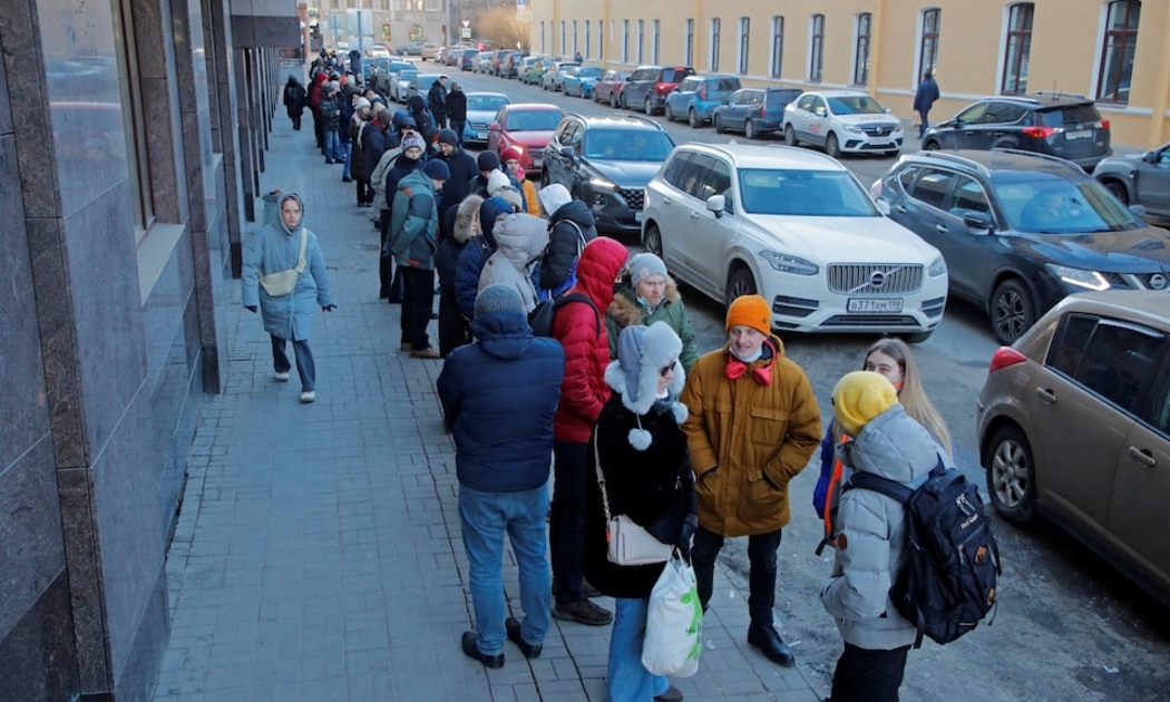 Người Nga xếp hàng trước một ngân hàng để rút tiền ở St. Petersburg ngày 27/2 - Ảnh: Reuters.