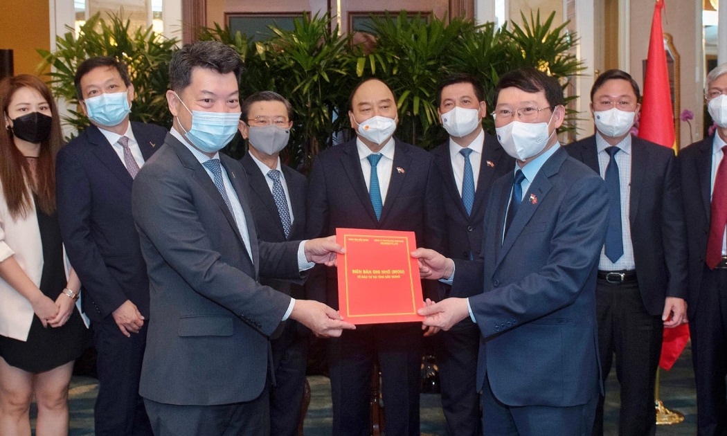 Buổi lễ trao văn kiện hợp tác diễn ra dưới sự chứng kiến của Chủ tịch nước Nguyễn Xuân Phúc trong khuôn khổ chuyến thăm cấp Nhà nước Singapore