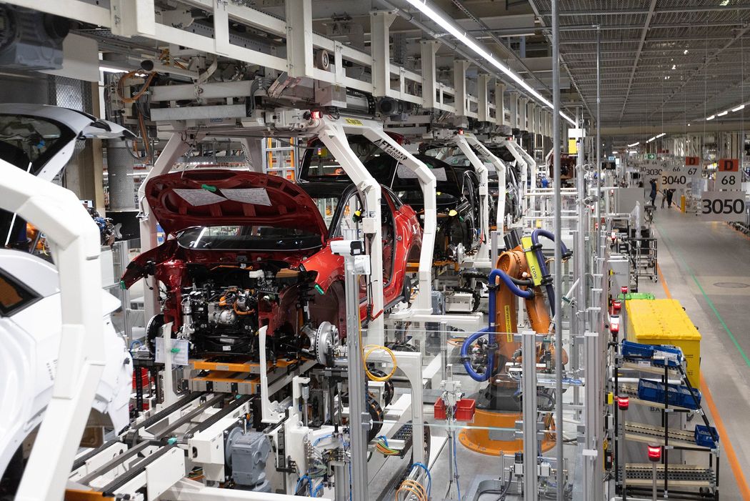 Ukraine c&oacute; 22 c&ocirc;ng ty nước ngo&agrave;i như Leoni, với 38 nh&agrave; m&aacute;y sản xuất h&agrave;ng h&oacute;a cho ng&agrave;nh c&ocirc;ng nghiệp &ocirc; t&ocirc; như d&acirc;y điện, linh kiện điện tử, ghế v&agrave; c&aacute;c phụ t&ugrave;ng kh&aacute;c - Ảnh: Bloomberg