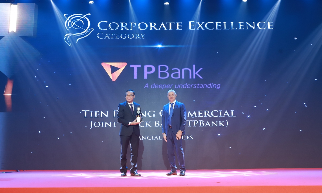 Ông Khúc Văn Họa - Phó Tổng giám đốc TPBank (bên trái) tại Lễ vinh danh.