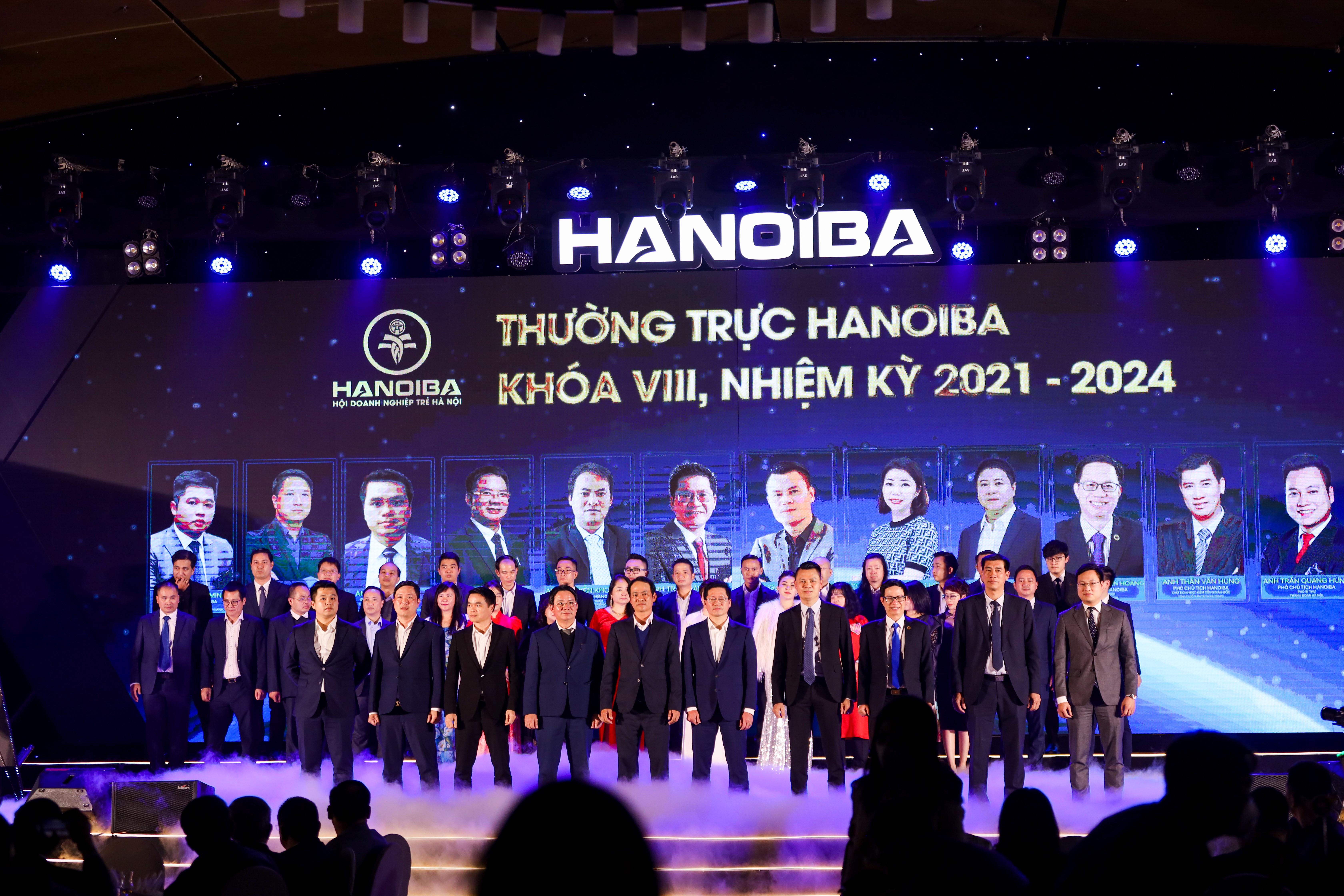 Ban thường trực Hội Doanh nghiệp trẻ H&agrave; Nội kh&oacute;a VIII ra mắt.