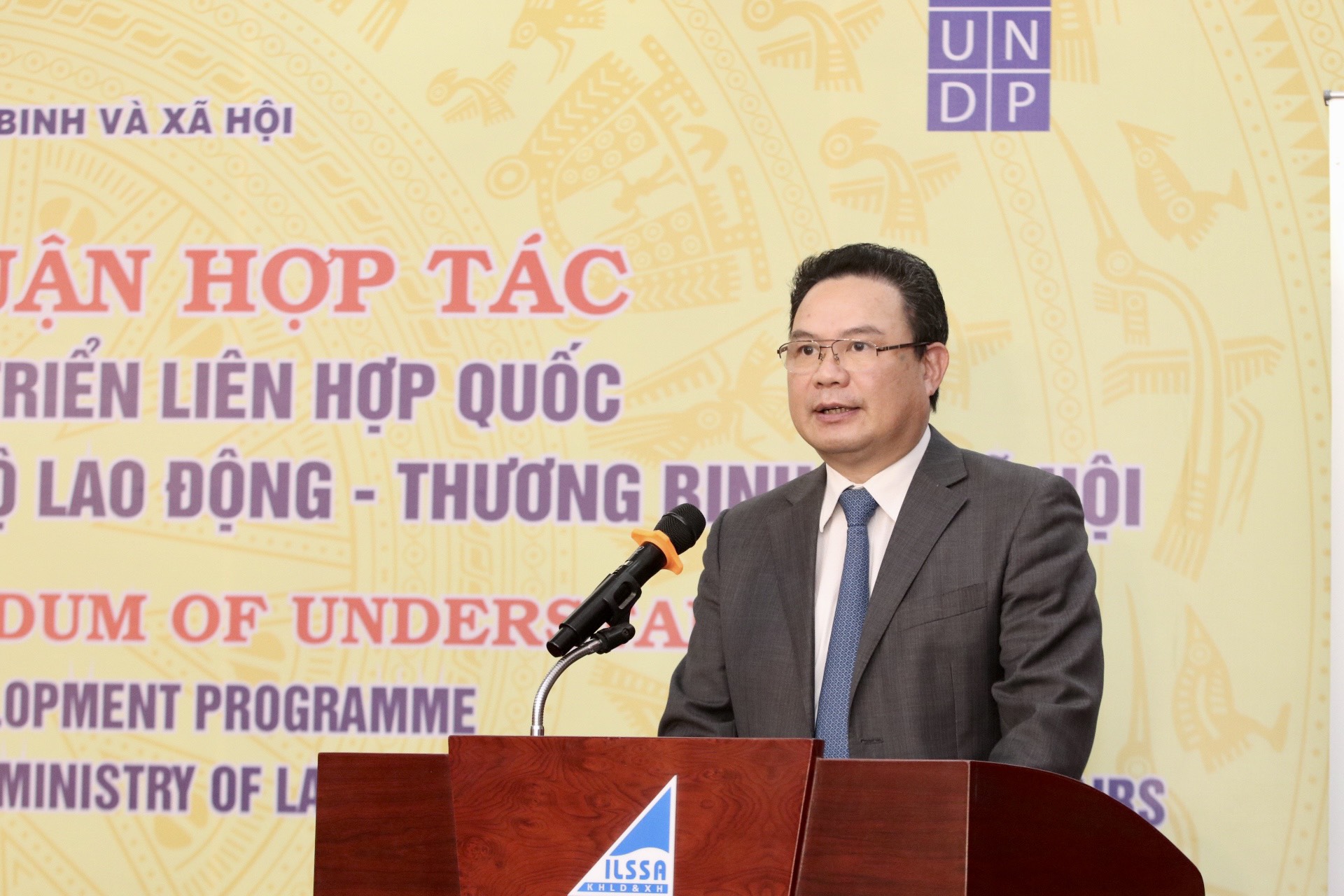 Thứ trưởng Bộ Lao động – Thương binh và Xã hội Lê Văn Thanh phát biểu tại lễ ký kết. Ảnh - MOLISA. 