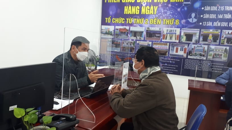 Doanh nghiệp phỏng vấn người lao động. Ảnh - Xuân Cường. 