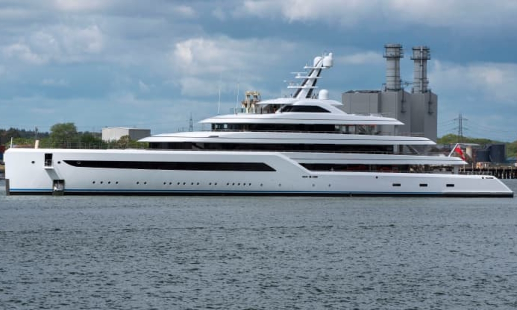 Siêu du thuyền Dilbar 15.917 tấn, thuộc sở hữu của tỷ phú Nga Alisher Usmanov khởi hành từ cảng Southampton - Ảnh: Getty Images