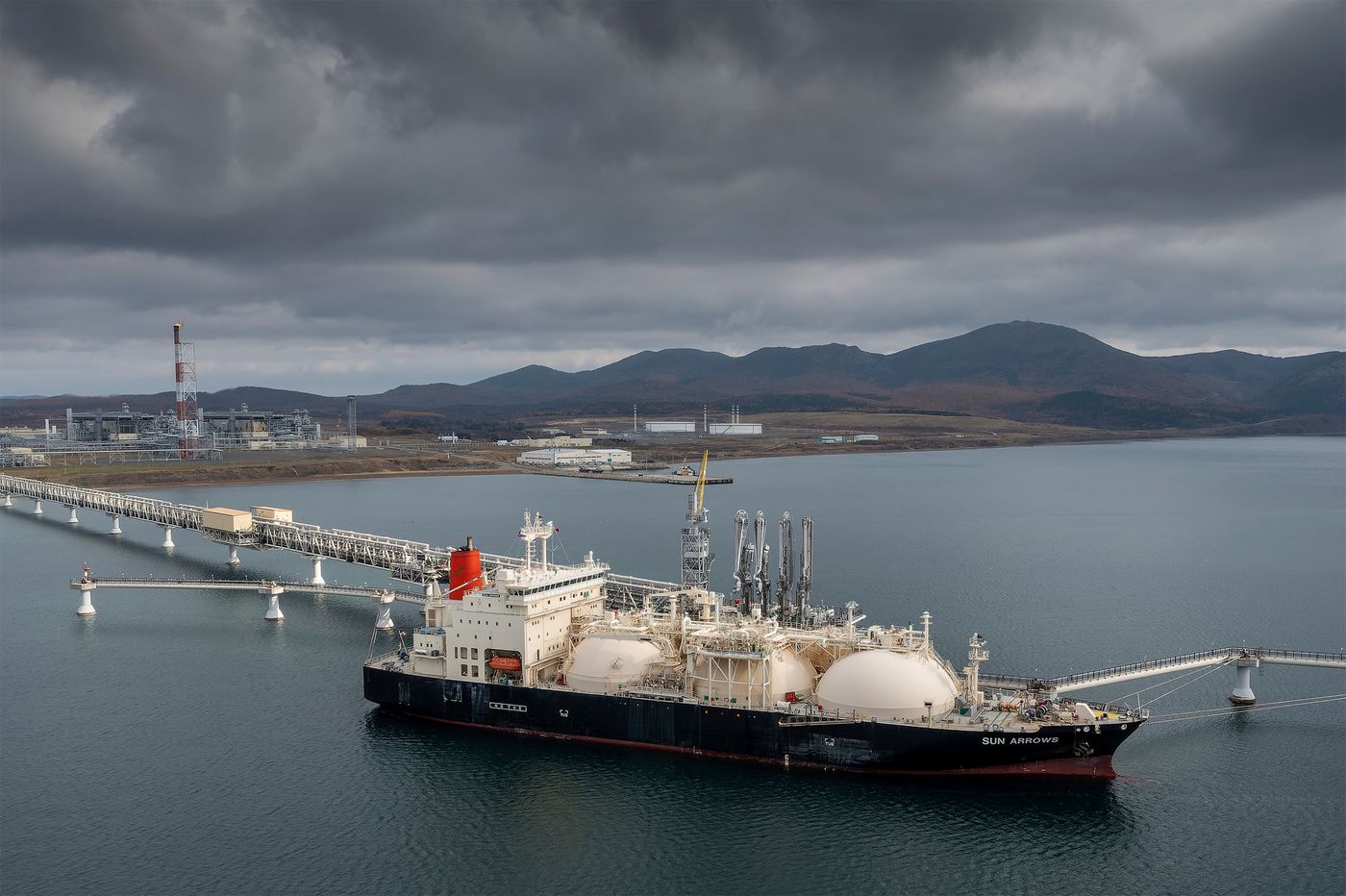 Một tàu chở LNG đang lấy hàng từ dự án Sakhalin-II của Nga - Ảnh: Bloomberg.