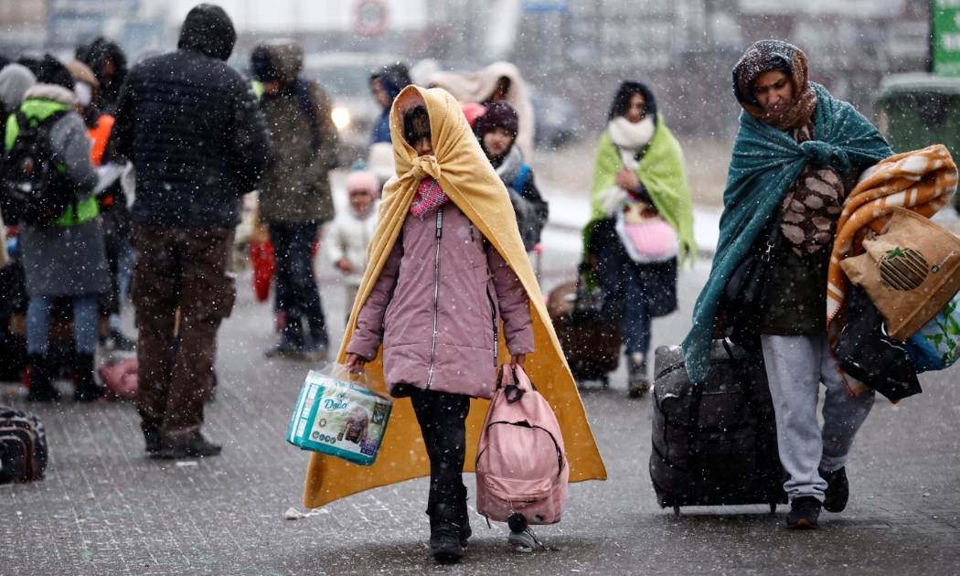 Người dân tại Ukraine sơ tán sau khi Nga phát động chiến dịch quân sự nhằm vào nước này - Ảnh: Reuters