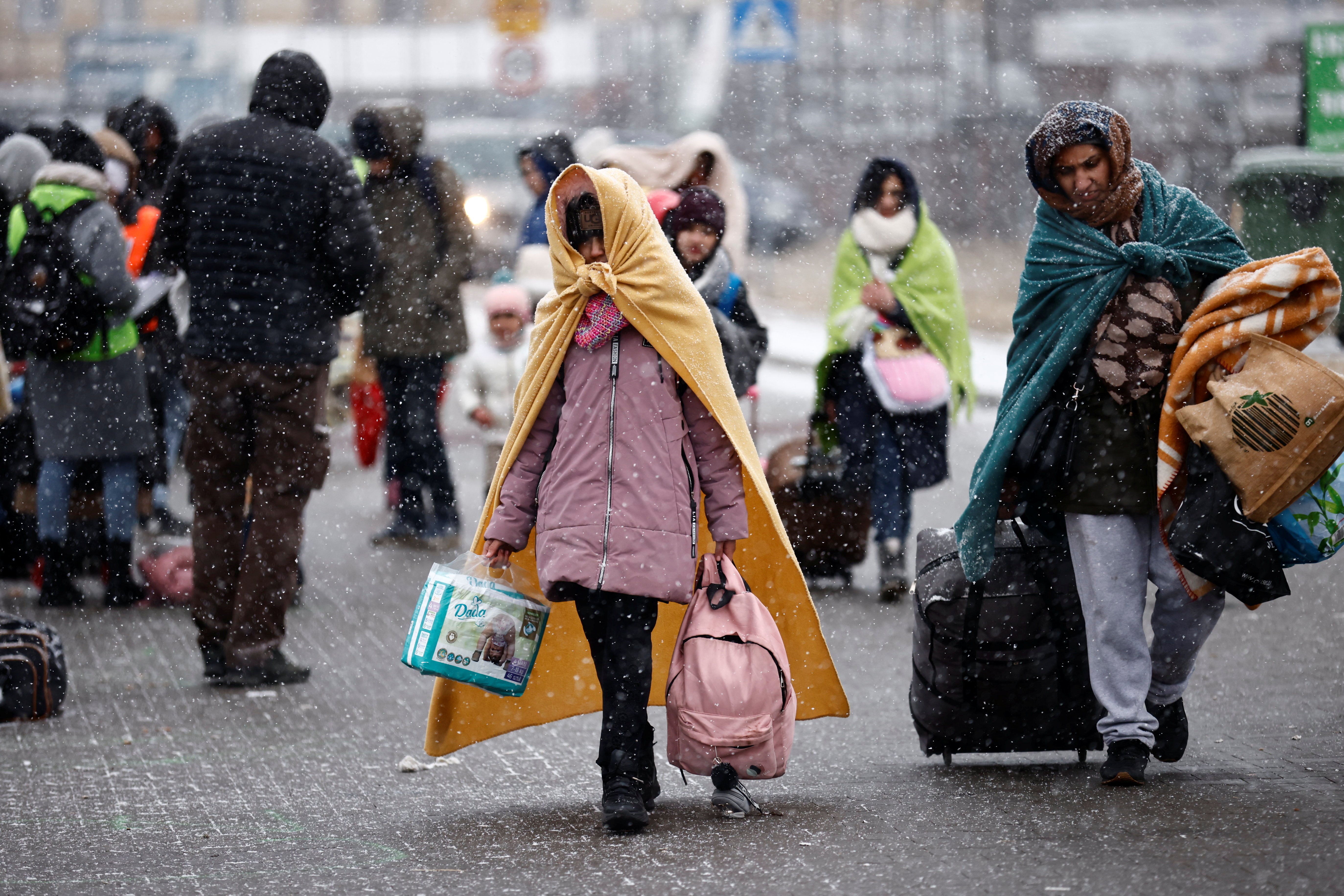 Người dân tại Ukraine sơ tán sau khi Nga phát động chiến dịch quân sự nhằm vào nước này - Ảnh: Reuters