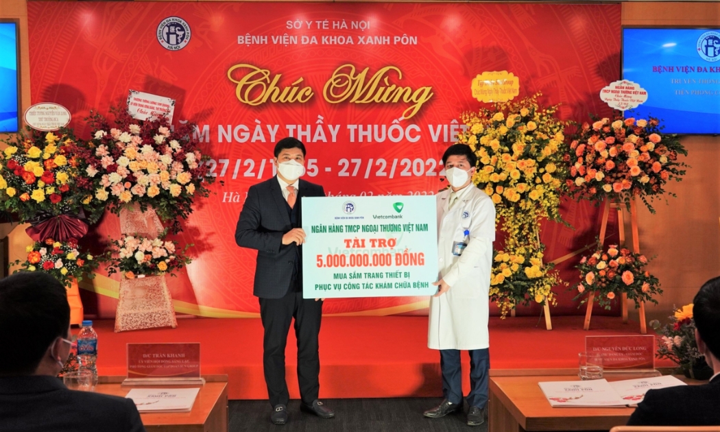 Ông Hồng Quang - Thành viên HĐQT, Chủ tịch Công đoàn đại diện Vietcombank (bên trái) trao tặng 5 tỷ đồng mua sắm trang thiết bị phục vụ công tác khám chữa bệnh cho Bệnh viện Đa khoa Xanh Pôn.