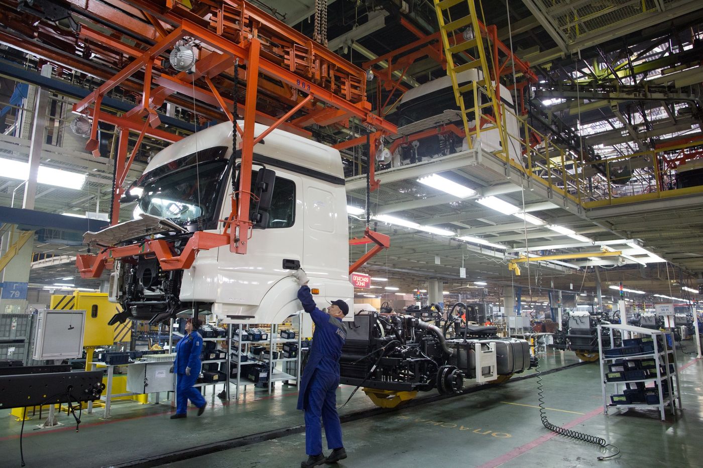 Lắp ráp xe tải Kamaz trong một nhà máy ở Nga - Ảnh: Bloomberg.