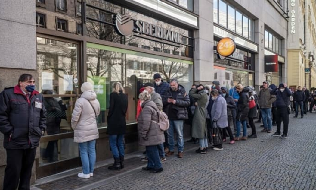 Người dân xếp hàng dài bên ngoài một chi nhánh của ngân hàng Nga Sberbank ở Prague, Cộng hoà Séc để rút tiền hôm 25/2, trước khi Sberbank cùng ngày tuyên bố đóng cửa tất cả các chi nhánh ở Séc - Ảnh: Getty/CNBC.