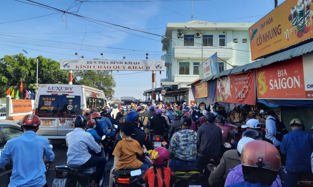 Phà Đình Khao nối hai tỉnh Bến Tre - Vĩnh Long thường xuyên bị ún tắc do lưu lượng giao thông tăng cao trong thời gian gần đây, nhất là các dịp cuối tuần, lễ, tết.
