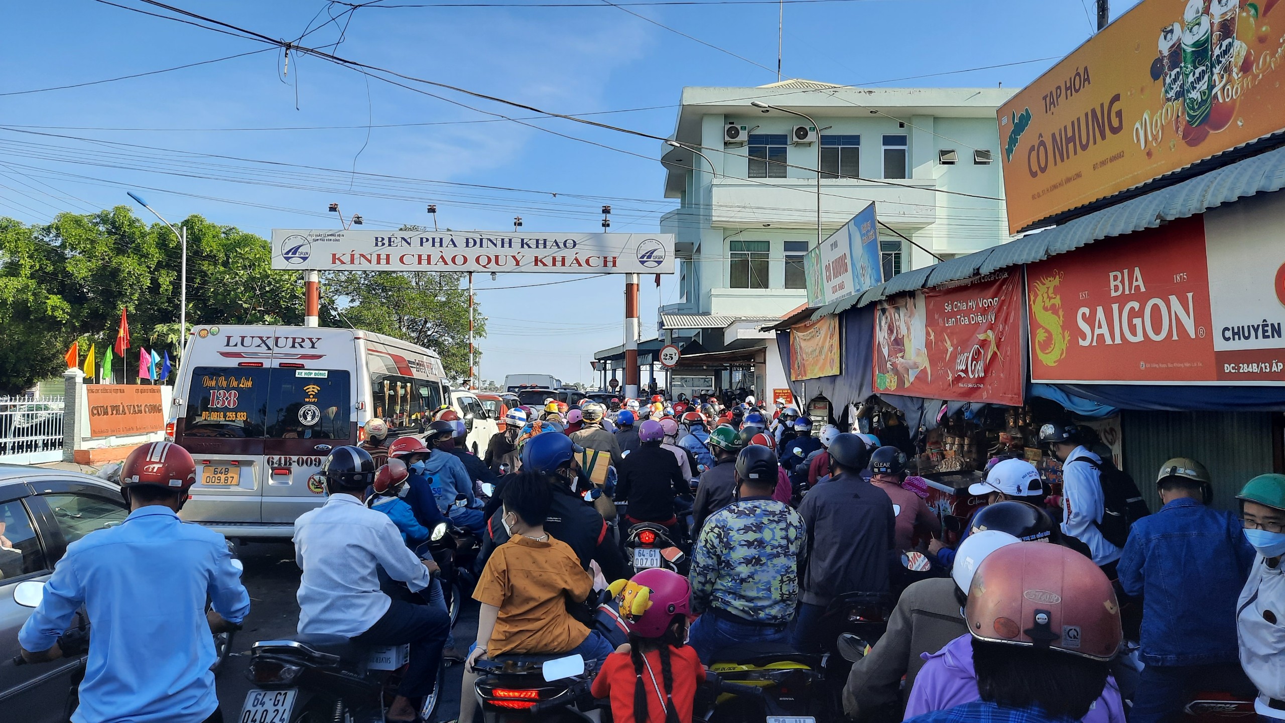 Phà Đình Khao nối hai tỉnh Bến Tre - Vĩnh Long thường xuyên bị ún tắc do lưu lượng giao thông tăng cao trong thời gian gần đây, nhất là các dịp cuối tuần, lễ, tết.
