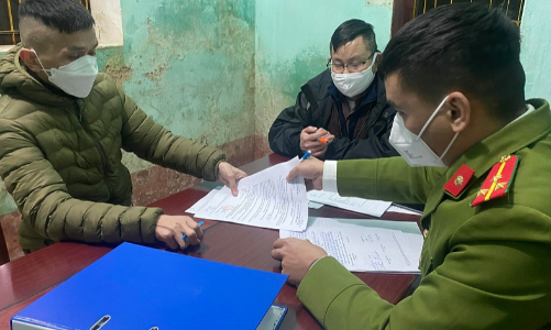 Khởi tố 9 đối tượng buôn lậu gỗ sưa qua Trung Quốc