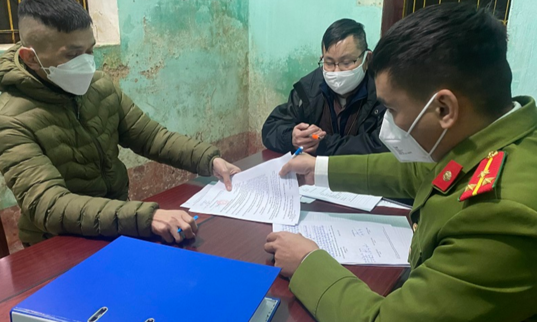 Cơ quan công an làm việc với đối tượng Vũ Hoàng Nghĩa (bên trái) trước sự chứng kiến của luật sư (bên phải)