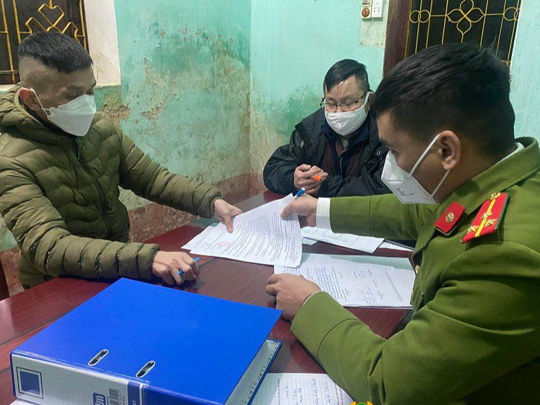 Cơ quan công an làm việc với đối tượng Vũ Hoàng Nghĩa (bên trái) trước sự chứng kiến của luật sư (bên phải)