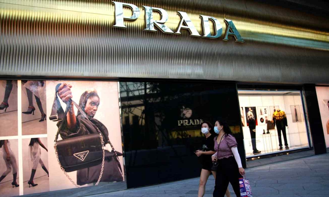 Một cửa hàng thời trang Prada tại Bắc Kinh, Trung Quốc - Ảnh: Reuters