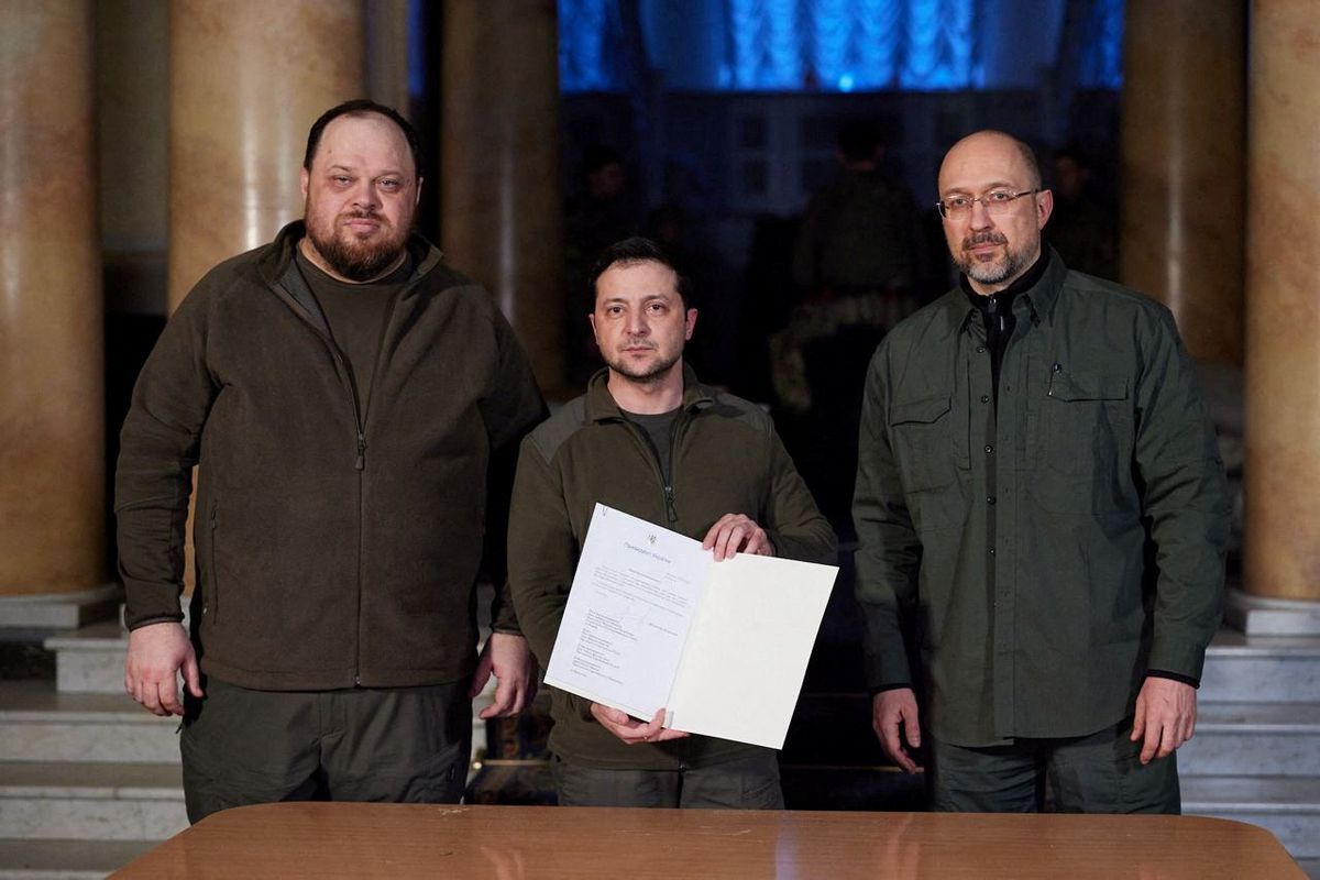 Tổng thống Ukraine Volodymyr Zelenskiy chụp ảnh cùng Thủ tướng Denys Shmygal (phải) và Chủ tịch Quốc hội Ruslan Stefanchuk sau khi ký yêu cầu chính thức để Ukraine gia nhập EU tại Kyiv, Ukraine ngày 28/2 - Ảnh: Reuters