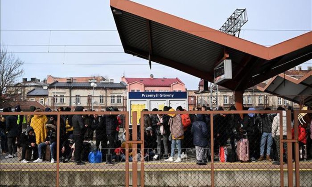Người tị nạn Ukraine tới ga tàu hỏa - Ảnh: sưu tầm