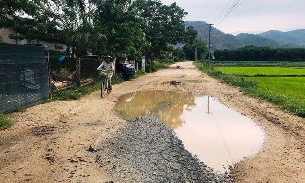 Mượn 7 tuyến đường dân sinh quên trả khi làm dự án cao tốc Đà Nẵng - Quảng Ngãi khiến người dân bức xúc nhiều năm.