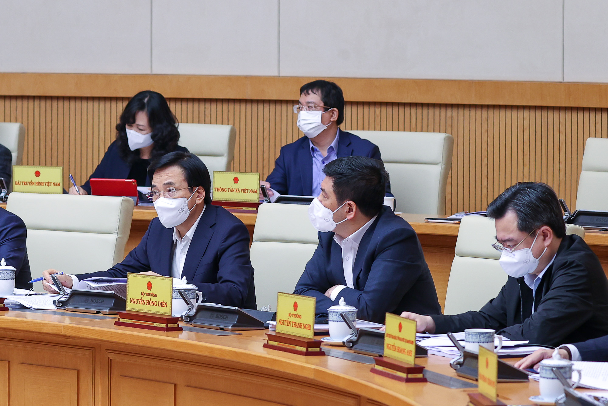 C&aacute;c th&agrave;nh vi&ecirc;n Ch&iacute;nh phủ tham dự Hội nghị - Ảnh: VGP