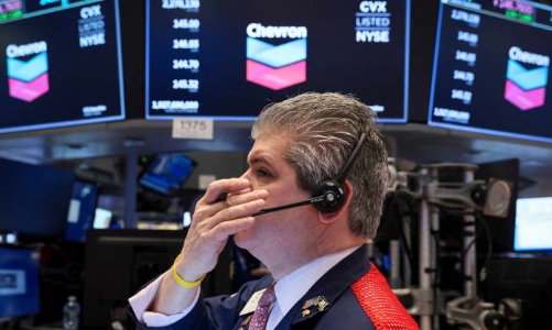 Chứng khoán Mỹ đứt chuỗi phiên tăng, giá dầu nhảy 7% vì EU tính cấm dầu Nga