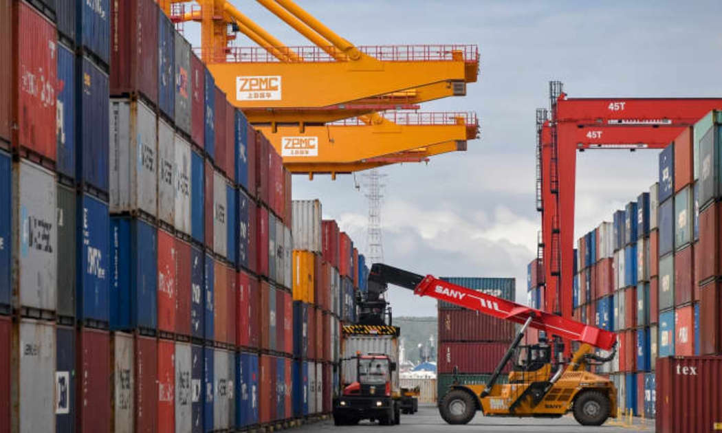 Những container hàng hoá ở cảng Vladivostok của Nga - Ảnh: Getty/CNBC.