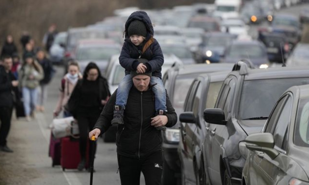 Người tị nạn và ôtô xếp hàng tại biên giới Moldova ngày 26/2, gần vùng Mayaky - Udobne của Ukraine. Ảnh: AP