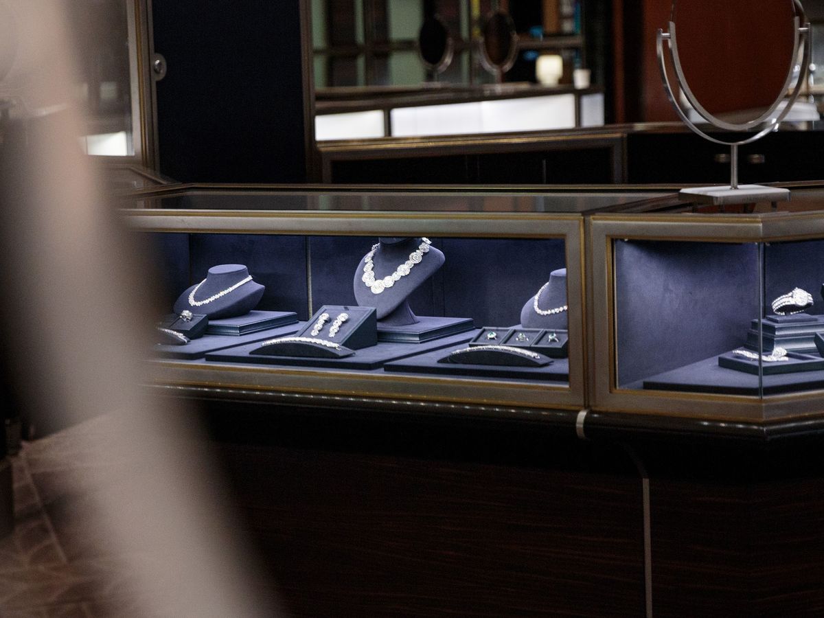 Trang sức được trưng b&agrave;y trong cửa h&agrave;ng h&agrave;ng đầu của Tiffany & Co. tr&ecirc;n Đại lộ số 5 ở New York. Ảnh:&nbsp;Bloomberg