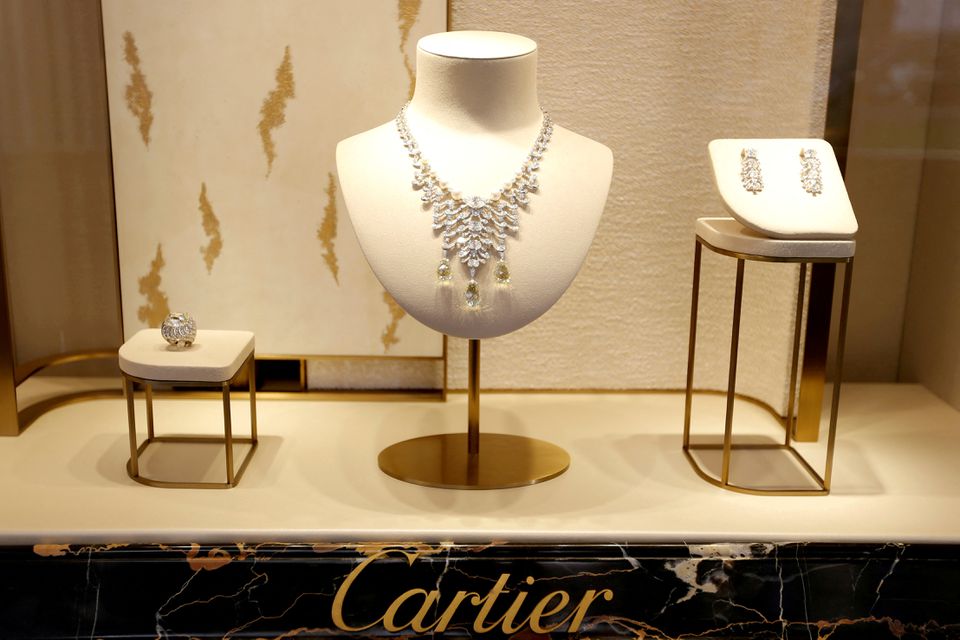 Đồ trang sức cao cấp được trưng bày tại một cửa hàng Cartier trên Place Vendome ở Paris, Pháp. Ảnh: Reuters.